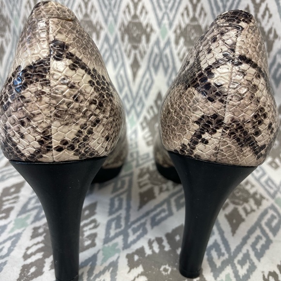 Clarks Illeana Tulip
Pointed Toe Pump Taupe
Snake Synthetic - Picture 4 of 7